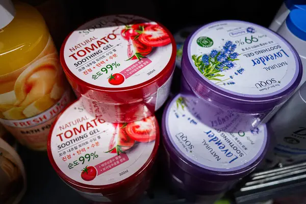 Lviv, Ukrayna - 25 Mart 2025: Cilt bakımı için doğal domates ve lavanta özleri içeren çeşitli yatıştırıcı ürünler.