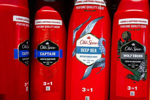 Lviv, Ukrayna - 25 Mart 2025: Canlı kırmızı şişelerde eşsiz kokular içeren Old Spice vücut yıkama çeşitliliği