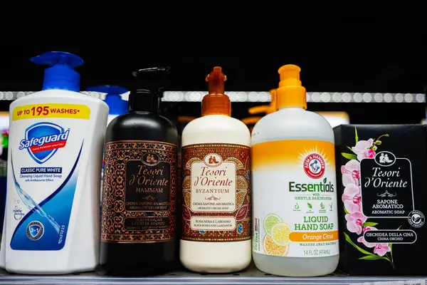 Lviv, Ukrayna - 25 Mart 2025: Bir mağaza rafında sergilenen popüler markalar da dahil olmak üzere el sabunu çeşitliliğinin yakın görüntüsü