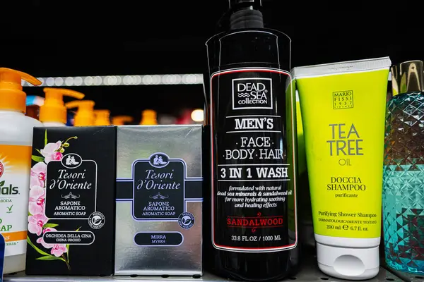 Lviv, Ukrayna - 25 Mart 2025: Şampuan, sabun ve vücut yıkama da dahil olmak üzere çeşitli tuvalet malzemeleri
