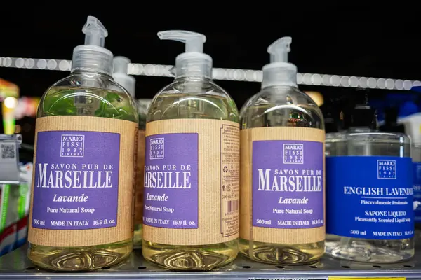 Lviv, Ukrayna - 25 Mart 2025: Mario Fissi 'nin lavanta kokulu sabun şişeleri perakende satış için düzenli olarak düzenlendi