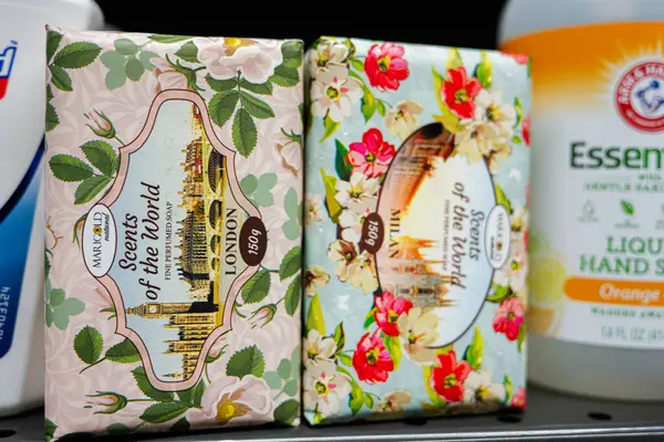 Lviv, Ukrayna - 25 Mart 2025: Manzaralı tasarımlar ve bir mağaza rafında canlı ambalajlar içeren parfümlü sabunlar.
