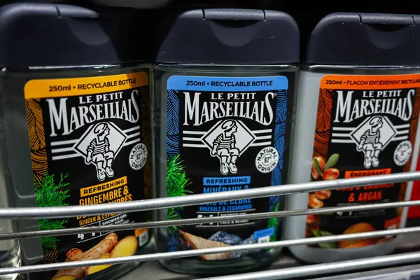 Lviv, Ukrayna - 25 Mart 2025: Geri dönüşümlü şişelerde paketlenmiş Le Petit Marseillais duş jelleri.