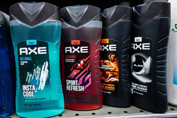 Lviv, Ukrayna - 25 Mart 2025: Bir perakende rafına yerleştirilmiş Axe marka ceset yıkama şişelerinin çeşitli varyasyonları.