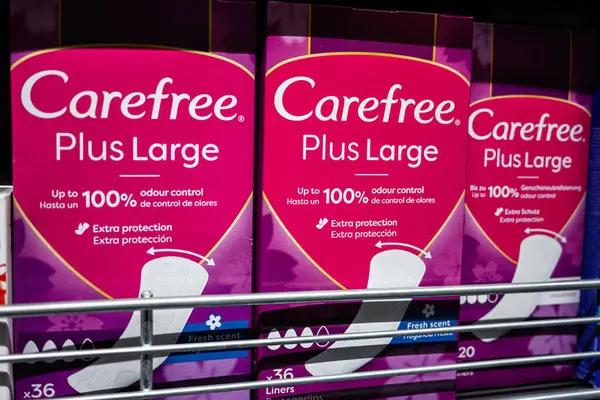 Lviv, Ukrayna - 25 Mart 2025: Raflarda Kaygısız Artı Büyük koku kontrolü ve hijyen ürünleri ambalajı