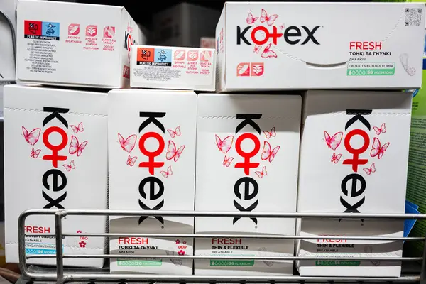 Lviv, Ukrayna - 25 Mart 2025: Mağaza raflarında perakende paketlerde sergilenen kadınlar için hijyenik ürünler