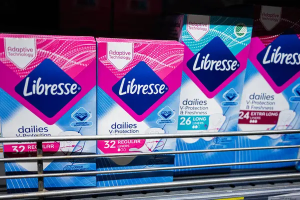 Lviv, Ukrayna - 25 Mart 2025: Libresse marka hijyenik ürünler tüketici kolaylığı için mağazalarda sergileniyor