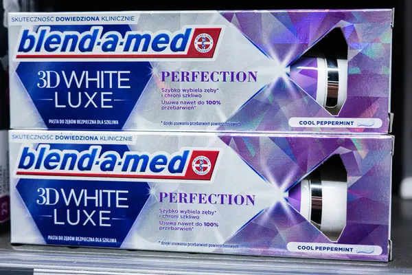 Lviv, Ukrayna - 25 Mart 2025: Dişmacunu paketi ve rafta 3D beyaz lüks markası.
