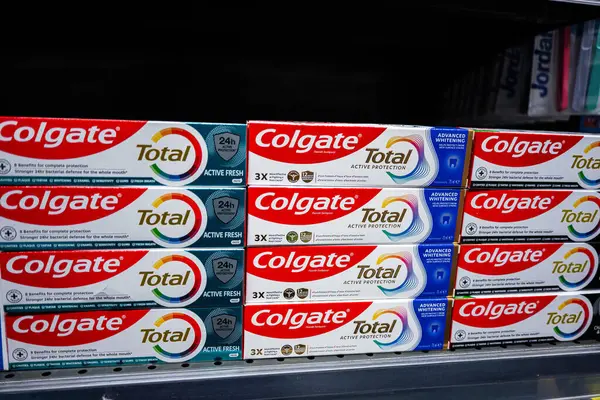 Lviv, Ukrayna - 25 Mart 2025: Bir mağaza rafında çeşitli Colgate Toplam diş macunu kutuları sergilendi.