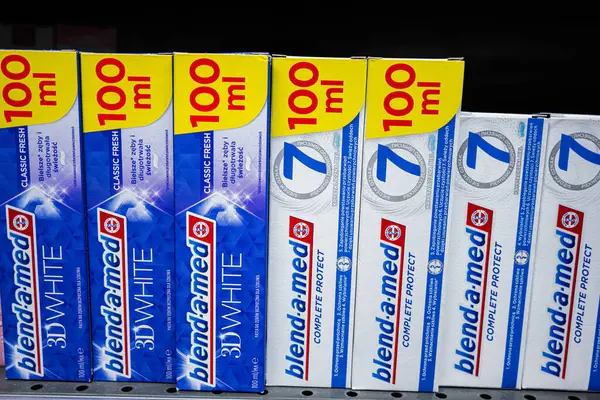Lviv, Ukrayna - 25 Mart 2025: Bir rafa düzgünce dizilmiş çeşitli diş macunları karışımı kutular.