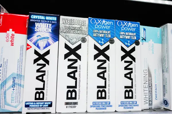 Lviv, Ukrayna - 25 Mart 2025: Çeşitli BlanX ve Edel White diş macunları bir mağaza rafında sergilendi.