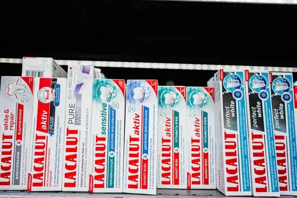 Lviv, Ukrayna - 25 Mart 2025: Bir mağazadaki rafta düzgünce sergilenen çeşitli Lacalut diş macunu ürünleri