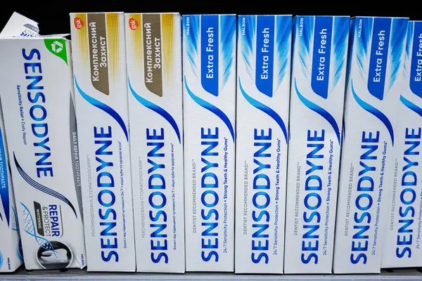 Lviv, Ukrayna - 25 Mart 2025: Bir mağaza rafına yerleştirilmiş birden fazla Sensodyne diş macunu paketi