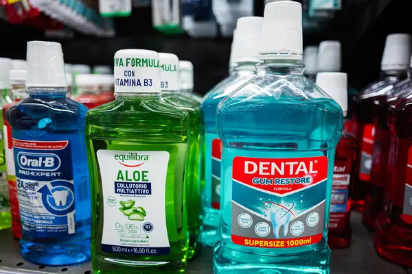 Lviv, Ukrayna - 25 Mart 2025: Diş sağlığı hizmetlerini destekleyen çeşitli diş macunları.