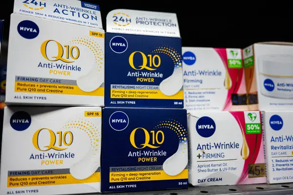 Lviv, Ukrayna - 25 Mart 2025: Tüm cilt tipleri için uygun Nivea Q10 kırışıklık önleyici kremler sergileniyor