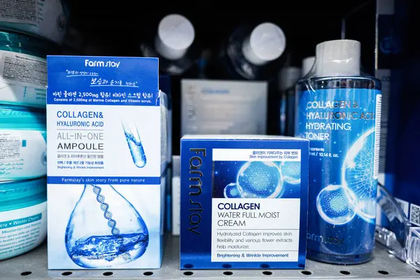 Lviv, Ukrayna - 25 Mart 2025: Kolajen ve hyaluronik asit faydalarını vurgulayan Farmstay cilt ürünlerinin seçimi