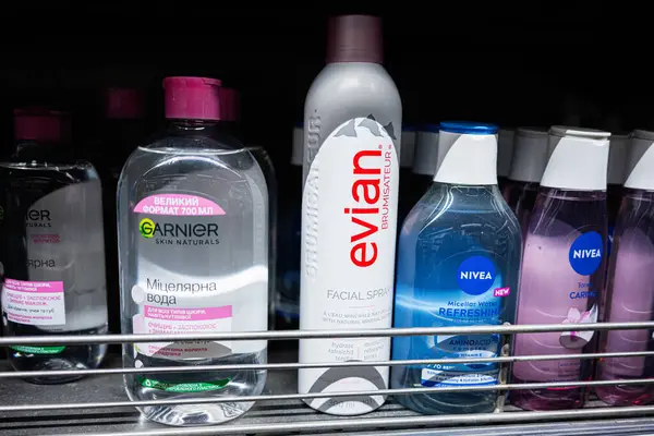 Lviv, Ukrayna - 25 Mart 2025: Sergilenen Garnier, Evian ve Nivea gibi markalar da dahil olmak üzere çeşitli cilt ürünleri