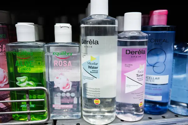 Lviv, Ukrayna - 25 Mart 2025: Çeşitli Equilibra ve Derela cilt toniği ve mikiler su şişeleri sergilenmektedir.