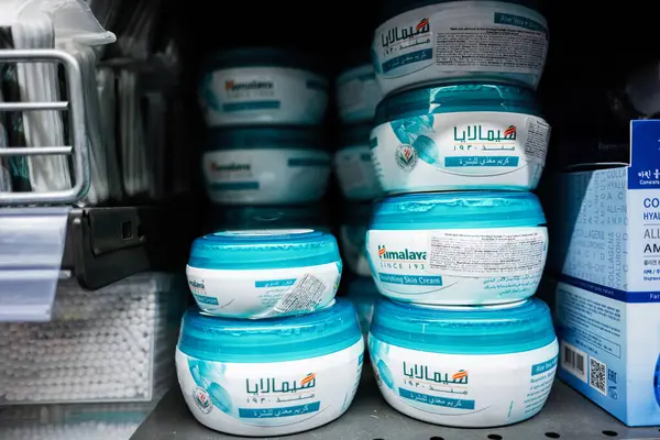 Lviv, Ukrayna - 25 Mart 2025: Himalaya teneke kavanozları tüketiciler için bir mağazada düzgünce sergilendi