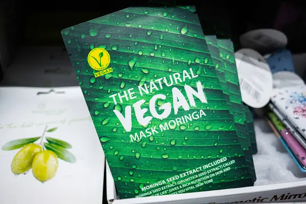 Lviv, Ukrayna - 25 Mart 2025: Çevre dostu vegan doğal yeşil estetik ile vurgulanmış yüz maskesi moring.