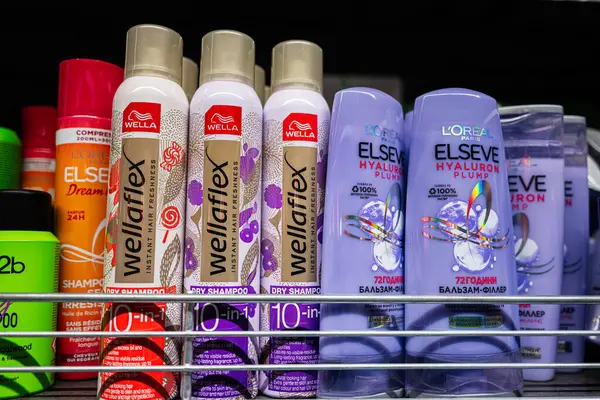 Lviv, Ukrayna - 25 Mart 2025: Bir mağazanın rafında çeşitli Wellaflex ve Elseve saç bakım ürünleri sergilendi.