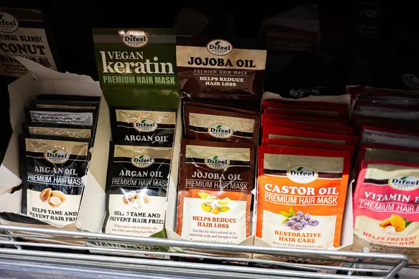 Lviv, Ukrayna - 25 Mart 2025: Bir mağaza rafında yağlı ve keratinli çeşitli DiFeel marka saç maskeleri.