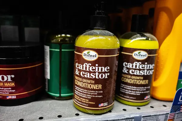 Lviv, Ukrayna - 25 Mart 2025: Daha hızlı saç büyütme için iki şişe Difeel Kafein ve Castor saç kremi.