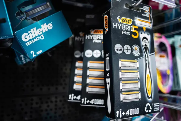 Lviv, Ukrayna - 25 Mart 2025: Perakende mağaza raflarında Bic ve Gillette tıraş bıçaklarının yakın görüntüsü.