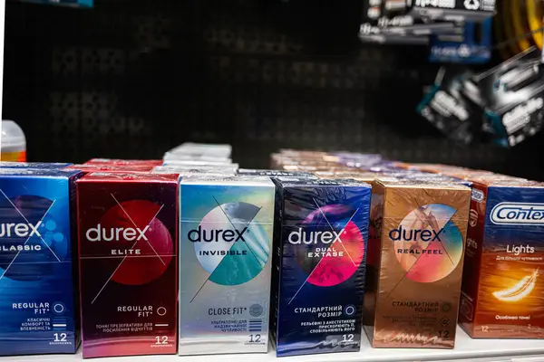 Lviv, Ukrayna - 25 Mart 2025: Bir mağaza rafında canlı renklerde sergilenen Durex prezervatif paketleri.