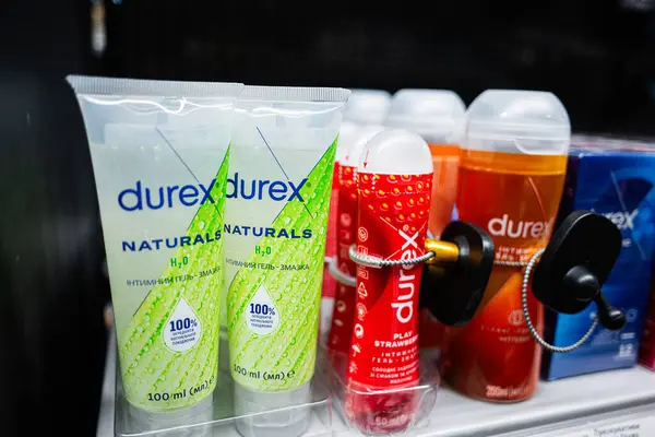 Lviv, Ukrayna - 25 Mart 2025: Durex kayganlaştırıcı şişeleri perakende satış ortamındaki bir rafta güvence altına alındı.