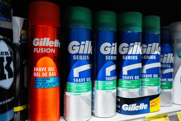 Lviv, Ukrayna - 25 Mart 2025: Çeşitli Gillette tıraş jeli ürünleri perakende rafında sergileniyor, markalaşmayı vurguluyor.