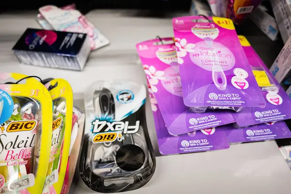 Lviv, Ukrayna - 25 Mart 2025: Bic ve Schick de dahil olmak üzere çeşitli jilet markaları perakende sahasında sergilendi.