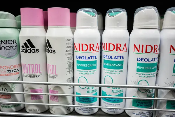 Lviv, Ukrayna - 25 Mart 2025: Bir mağazadaki rafta çeşitli Adidas ve Nidra terleme önleyici spreyler sergilendi.