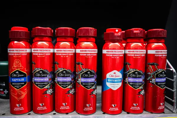 Lviv, Ukrayna - 25 Mart 2025: Bir perakende rafına yerleştirilmiş çeşitli Old Spice deodorantları