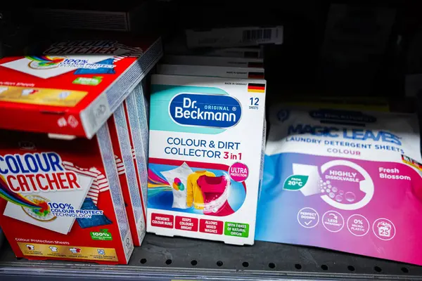 Lviv, Ukrayna - 25 Mart 2025: Bir perakende mağazasının rafında çeşitli çamaşırhane ürünleri sergilenmektedir.