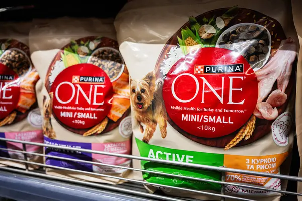 Lviv, Ukrayna - 25 Mart 2025: Purina Bir Mini Küçük Etkin hayvan maması paketleri bir mağazada sergileniyor