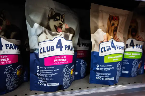 Lviv, Ukrayna - 25 Mart 2025: Kulüp 4 Paws paketlenmiş köpek mamaları bir mağazada sergileniyor