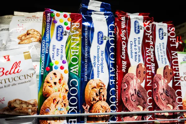 Lviv, Ukrayna - 25 Mart 2025: Renkli ambalaj sergilenen Merba kurabiyeleri ve bisküvilerin çeşitliliği