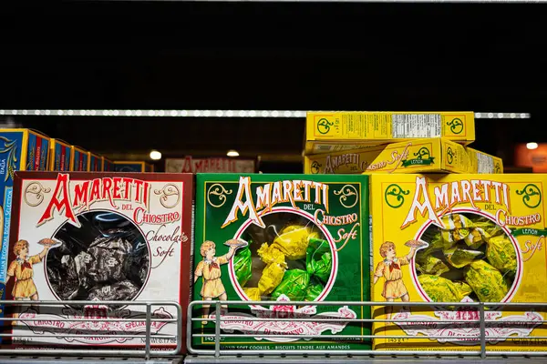 Lviv, Ukrayna - 25 Mart 2025: Bir mağazada çeşitli Amaretti del Chiostro yumuşak bisküvileri sergilenmektedir