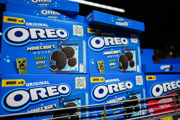 Lviv, Ukrayna - 25 Mart 2025: Minecraft temalı tasarımlı mavi Oreo kutular satışa sunuldu.
