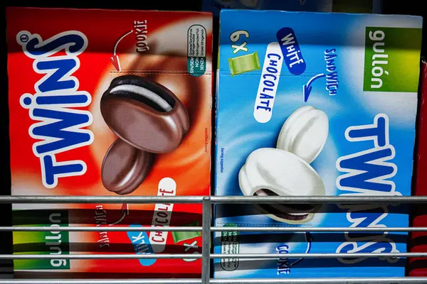 Lviv, Ukrayna - 25 Mart 2025: Çikolata ve beyaz kurabiye sandviç çeşitleri sergilenen Gullon Twins kurabiyeleri.