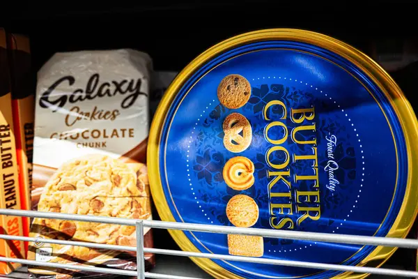 Lviv, Ukrayna - 25 Mart 2025: Müşteriler için süpermarket raflarında sergilenen çeşitli lezzetli kurabiye paketleri.