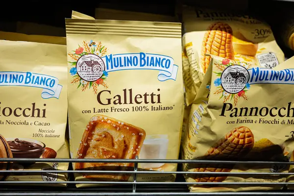 Lviv, Ukrayna - 25 Mart 2025: Bir mağaza rafındaki Mulino Bianco fırın ürünlerinin yakın görüntüsü