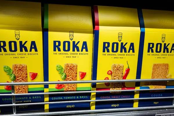 Lviv, Ukrayna - 25 Mart 2025: Renkli ROKA peynirli bisküvi kutuları perakende rafında farklı tatlar sergiliyor