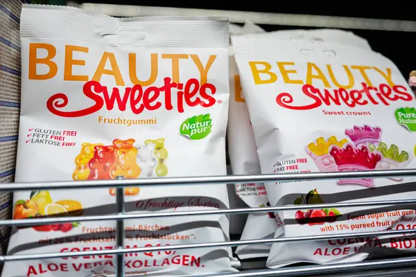 Lviv, Ukrayna - 25 Mart 2025: Parlak tasarımlar ve neşeli renklerin yer aldığı güzel şeker paketleri