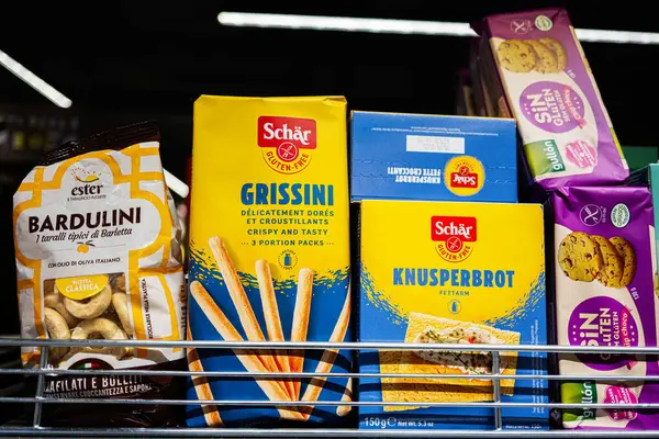Lviv, Ukrayna - 25 Mart 2025: Schar ve Ester markalarının yer aldığı glütensiz gıda ürünleri seçimi.
