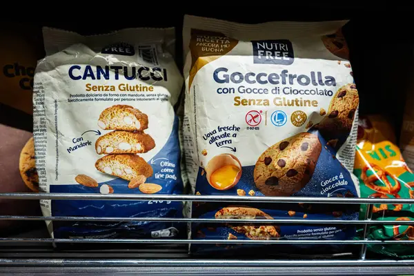 Lviv, Ukrayna - 25 Mart 2025: Nutri Free glütensiz bisküviler sergilendi, cantucci ve goccefrolla