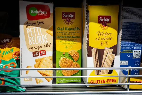 Lviv, Ukrayna - 25 Mart 2025: Rafta Schar ve Balviten 'den glütensiz yiyecek kutularının rengarenk düzenlenmesi.