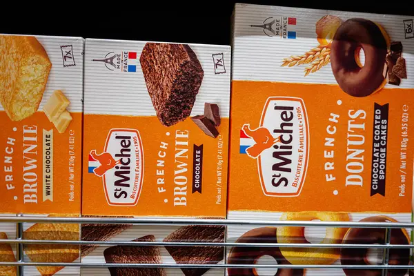 Lviv, Ukrayna - 25 Mart 2025: St Michel çikolatalı çörekler ve lezzetli geleneksel browniler de dahil olmak üzere sergilenen fırınlanmış ürünler