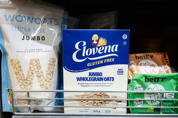 Lviv, Ukrayna - 25 Mart 2025: Glütensiz yulafsız Elovena ürünleri ve atıştırmalıkları mağaza rafında çeşitli paketlerde sergilendi.